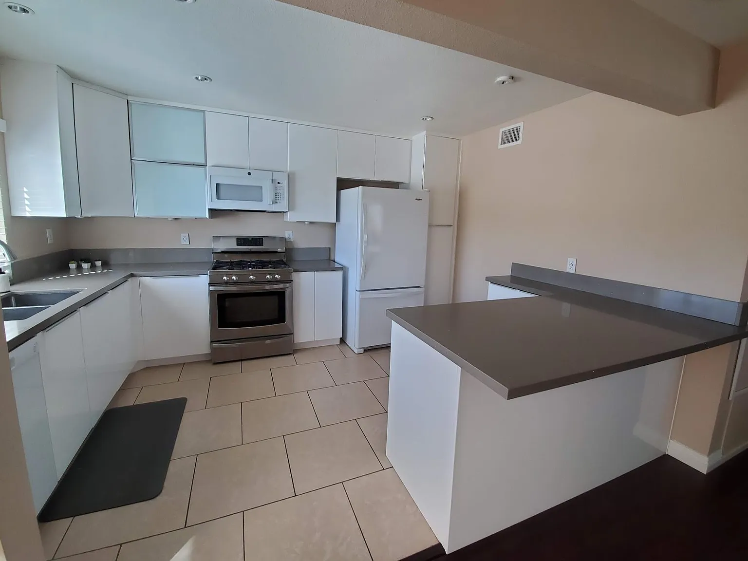 3 bed, 1540 sqft, $3,645 — Photo 2