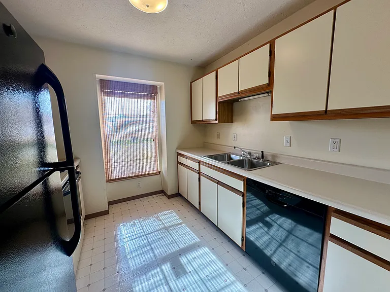 4427 Venetian Dr — Photo 2