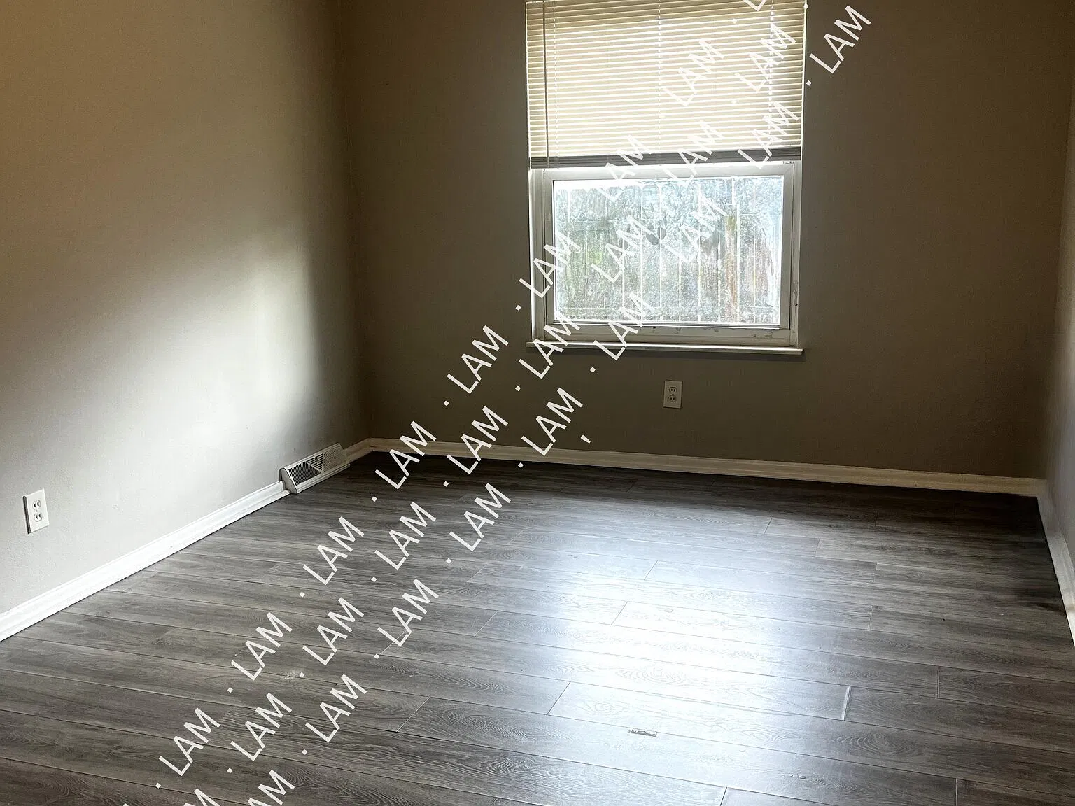 1 Bed 1 Bath Available — Photo 3