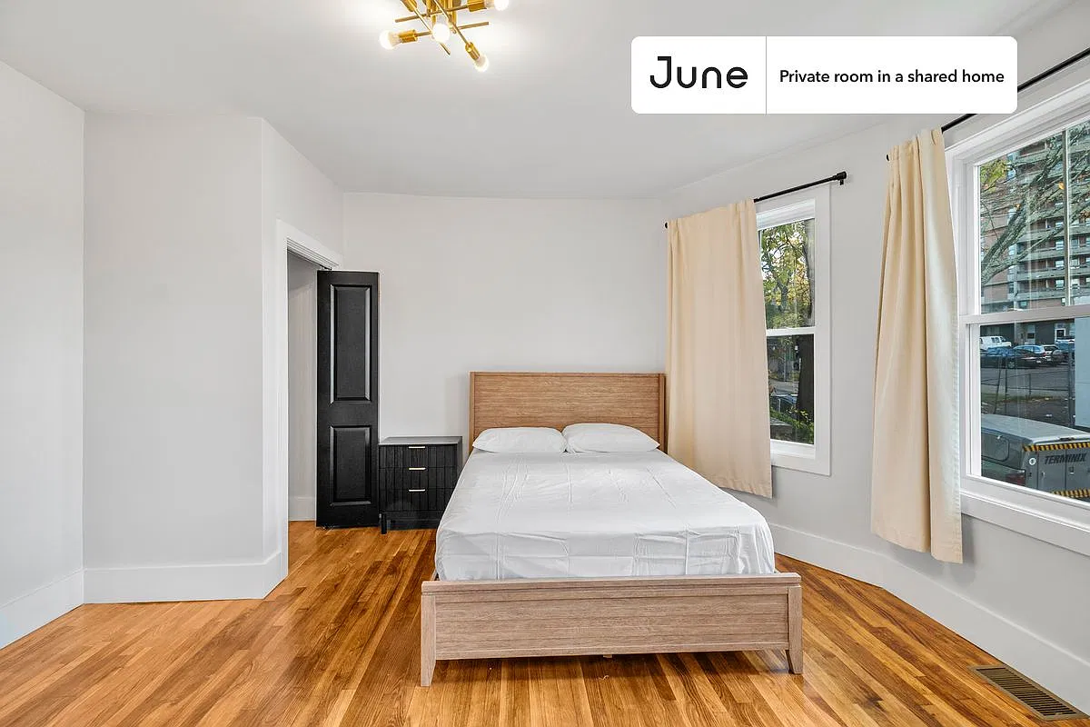 Queen bedroom in 5 bed/2 bath home in Roxbury #1901 A — Photo 2