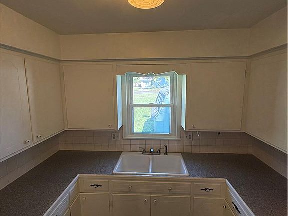 4th image of 303 E Truman Ave