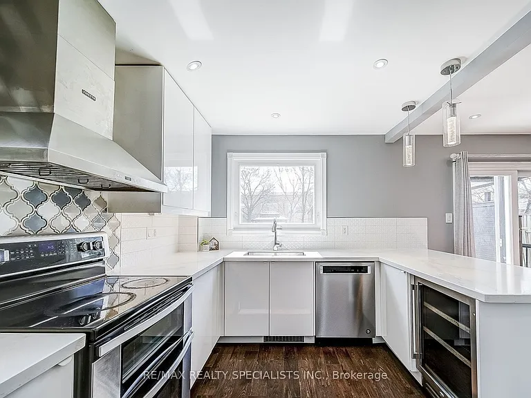 3148 Harris Cres #UPPER — Photo 2