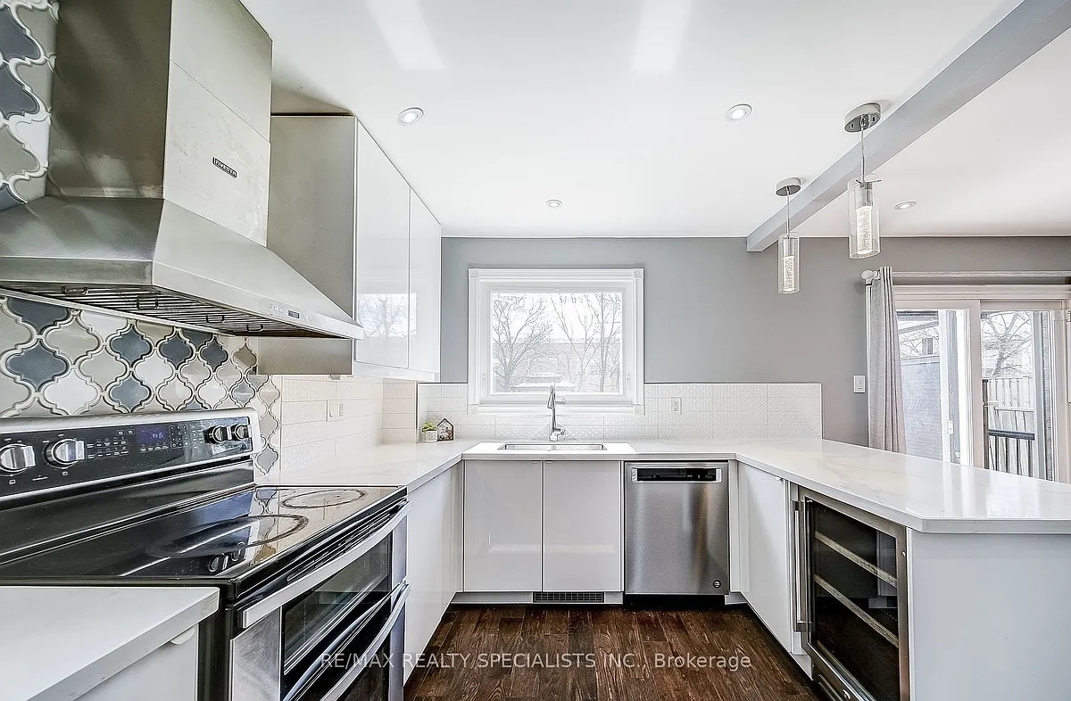 Building Photo - 3148 Harris Cres #UPPER