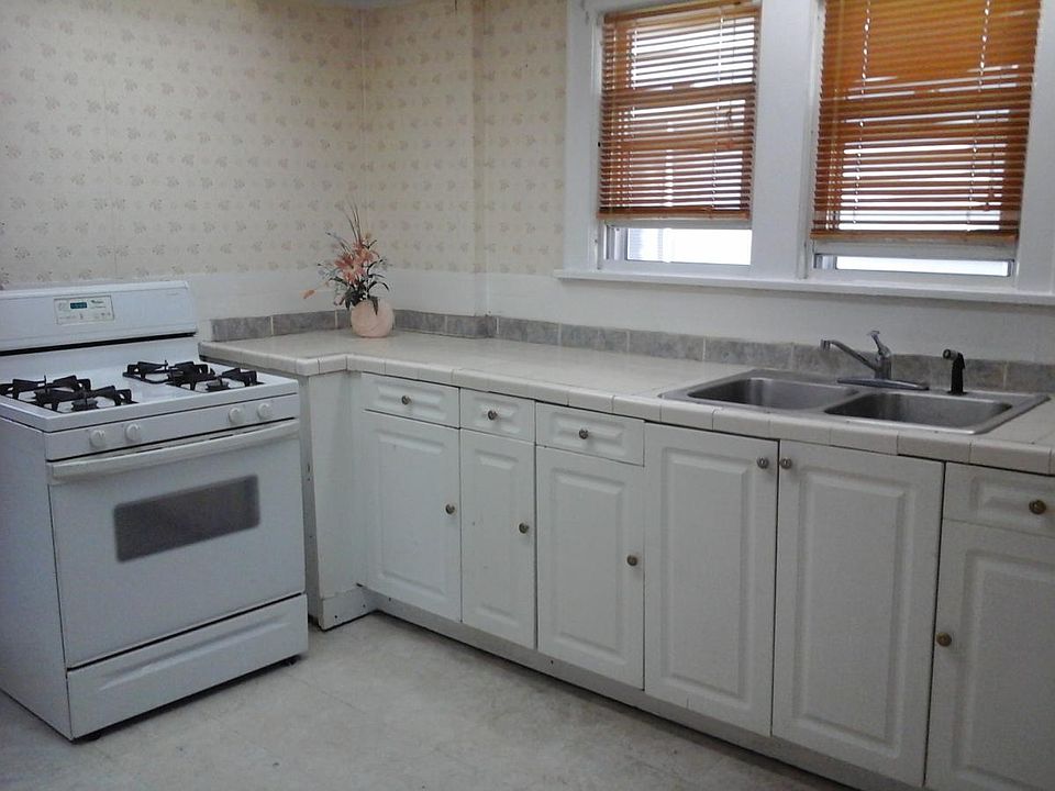 2nd image of 966 Berwin St