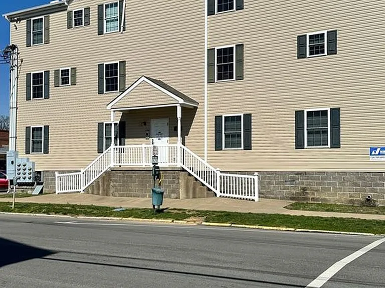 Beautiful Apartments Located 2 Blocks From Penn West Campus — Photo 12