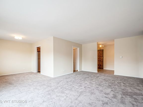 4th image of 828 Oakton St APT 3E
