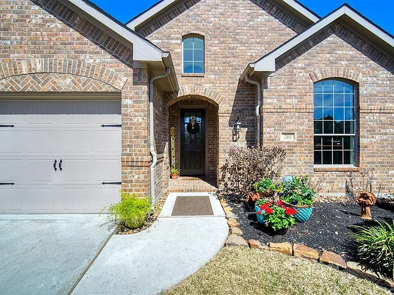 203 N Vershire Cir — Photo 1