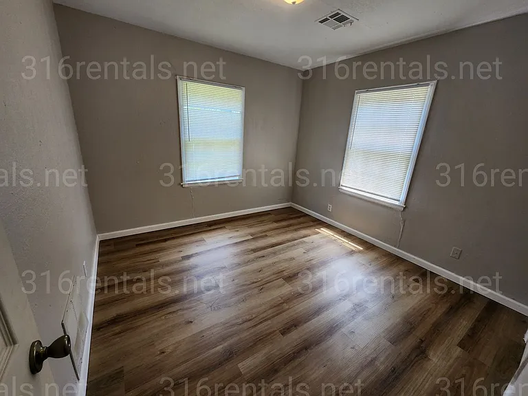 1511 N Erie St — Photo 6