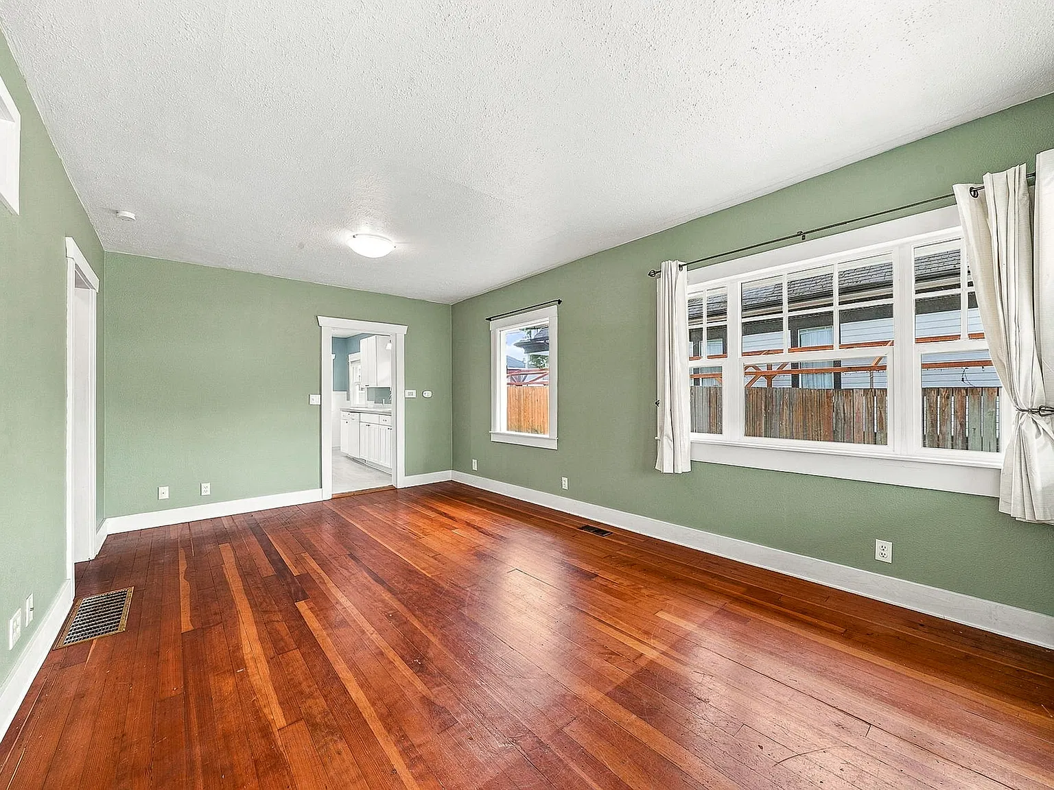1920 Darling of A home — Photo 2