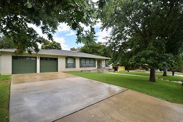1st image of 210 Spanish Oak Ln