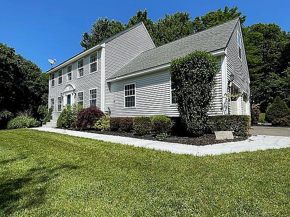 3rd image of 6 Birch Meadow Ln