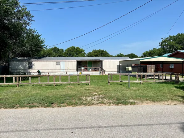 907 Young St, Nocona, TX 76255