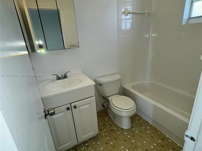 124 SE 4th St #2 — Photo 8