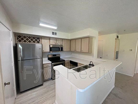 3rd image of 7360 Westpointe Blvd APT 121