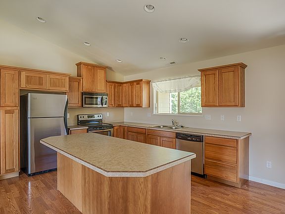 4th image of 2498 Redwood Ave