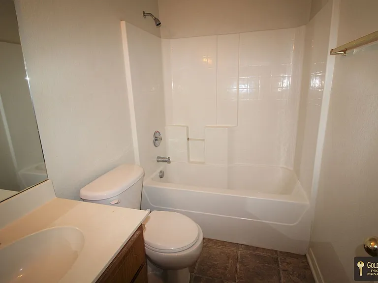 401 W Ave E — Photo 15