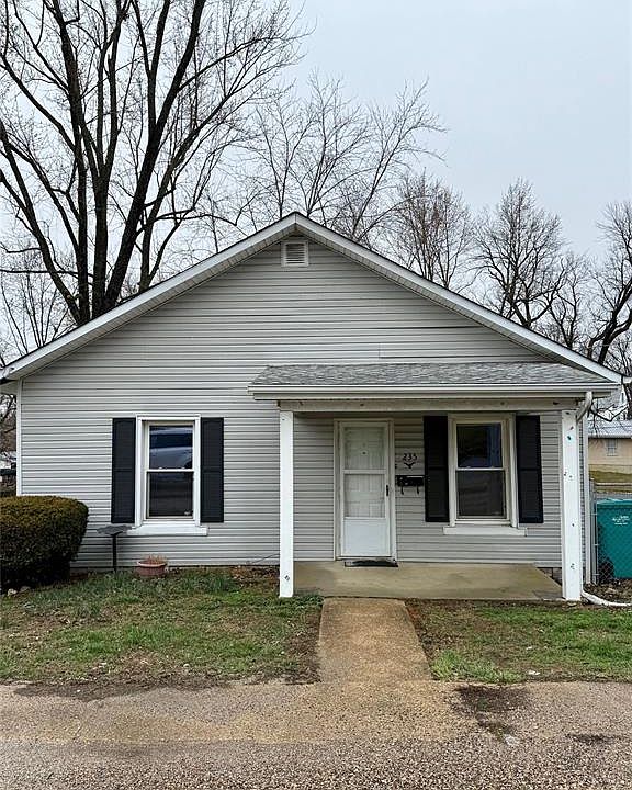 1st image of 235 E Oak St