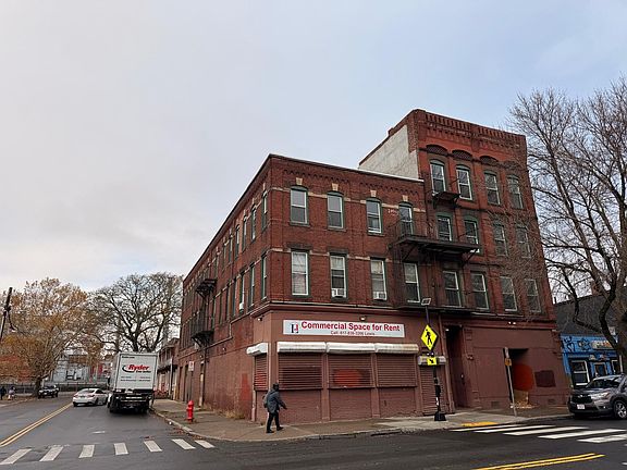 5th image of 393 Main St