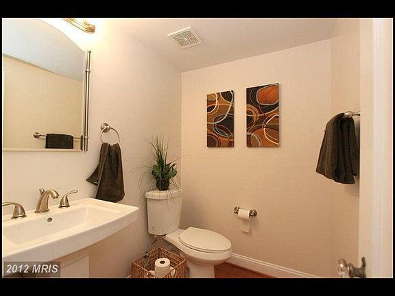 1/2 Bath Main Floor off Kitchen