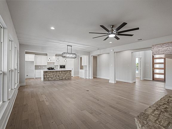 5th image of 735 Evergreen