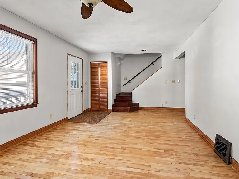 820 W 4th St — Photo 2