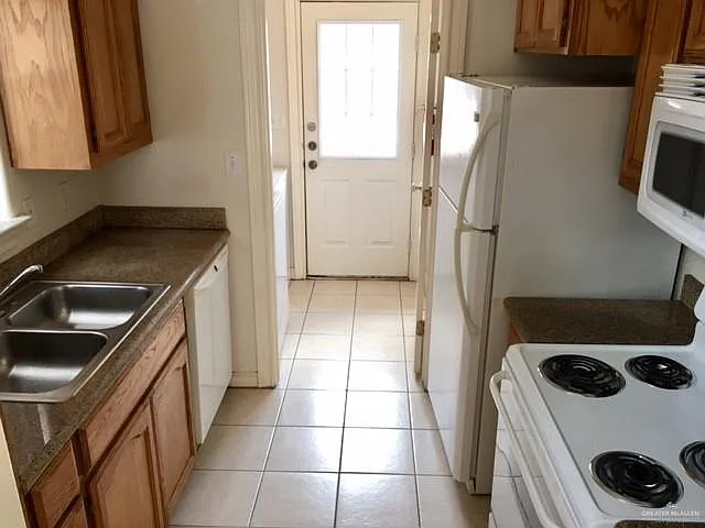 1813 Bahamas Dr — Photo 4