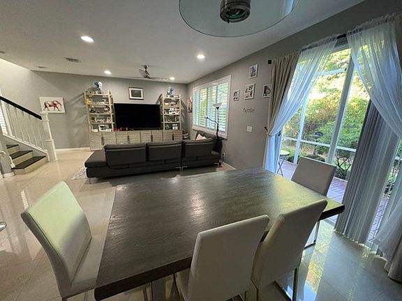 3rd image of 9205 Villa Palma Ln