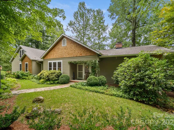 36 Carver St, Saluda, NC 28773