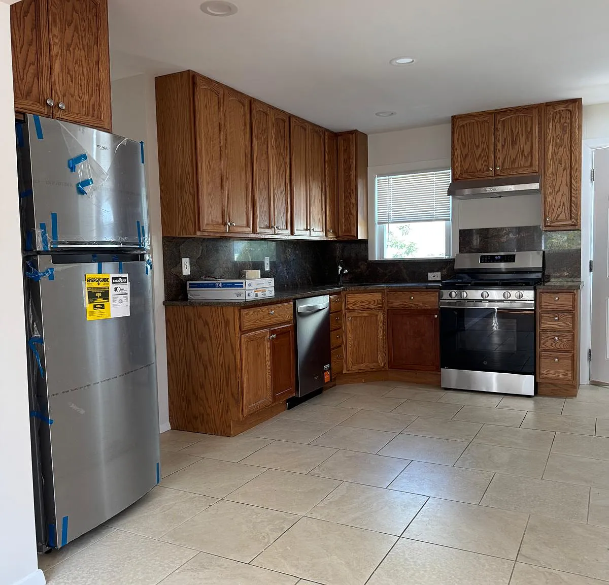 3 bed, 900 sqft, $4,000 — Photo 1