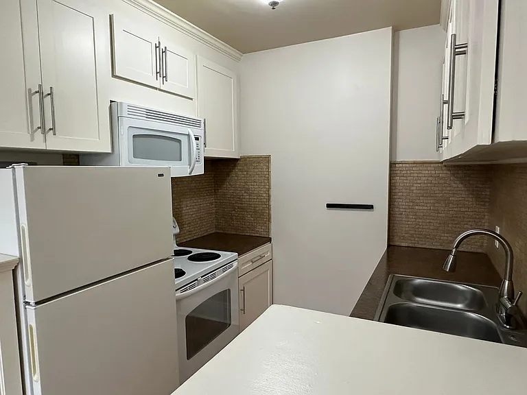 230 NE 28th Ave — Photo 13
