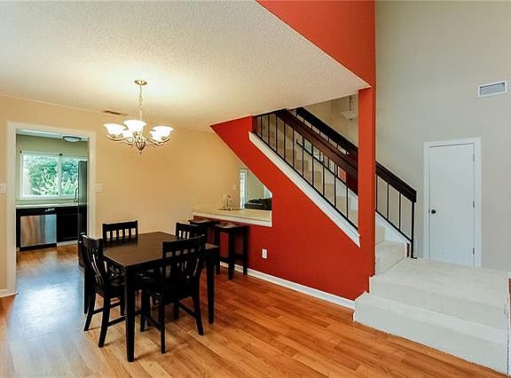 4th image of 2418 Livingston Ln