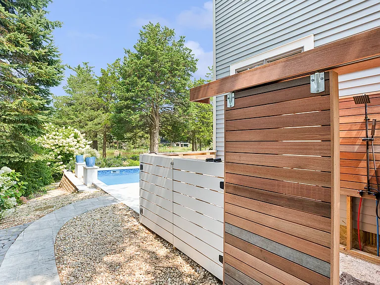 425 Cedar Point Dr E — Photo 41