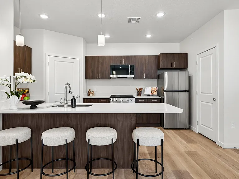 983 W State St #B-101 — Photo 3