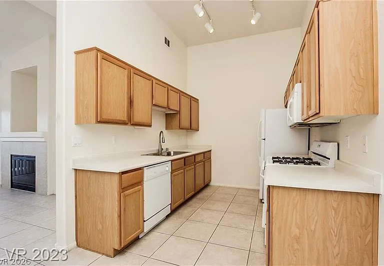 2305 W Horizon Ridge Pkwy #1023 — Photo 7