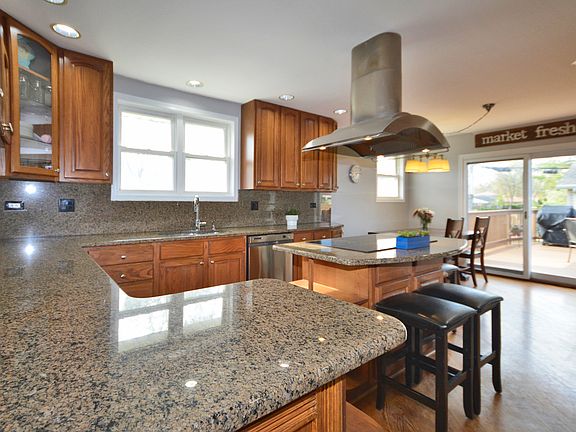 3rd image of 3870 Jarvis Ave