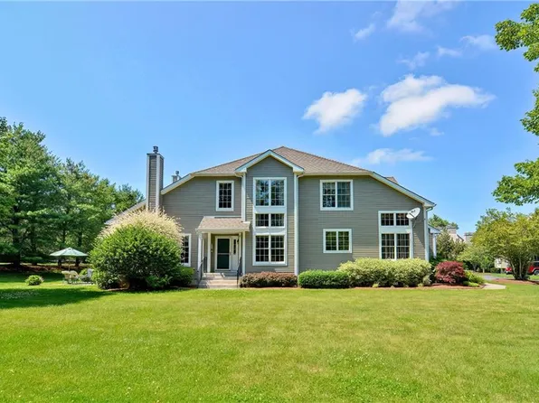 8 Leyland Ct, Bristol, RI 02809