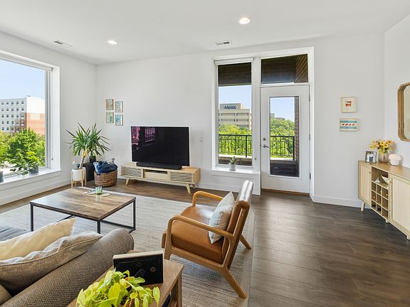 5th image of 1509 N Western Ave #404