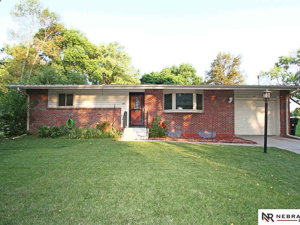1st image of 601 W Broadview Dr