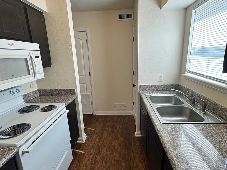 Renaissance Park Apartments — Photo 13