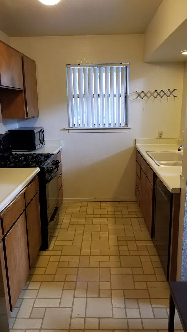 Spacious 4-Bedroom Condo at 214 A Street Prime UC Davis location available Sept 2026 — Photo 4