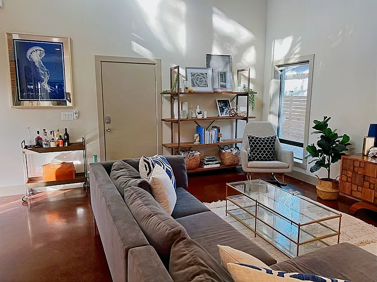 907 Cardinal Ln — Photo 16