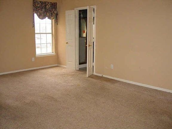 5th image of 100 Circle Creek Dr