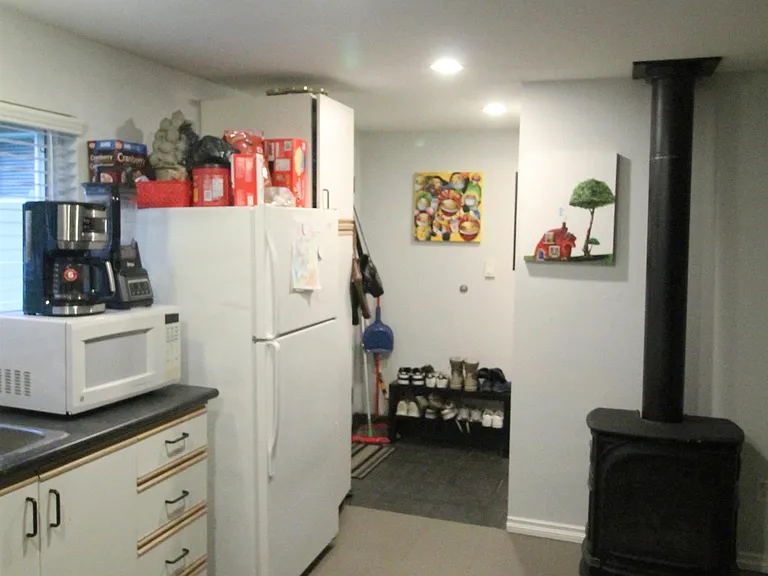 737 Robinson St — Photo 5