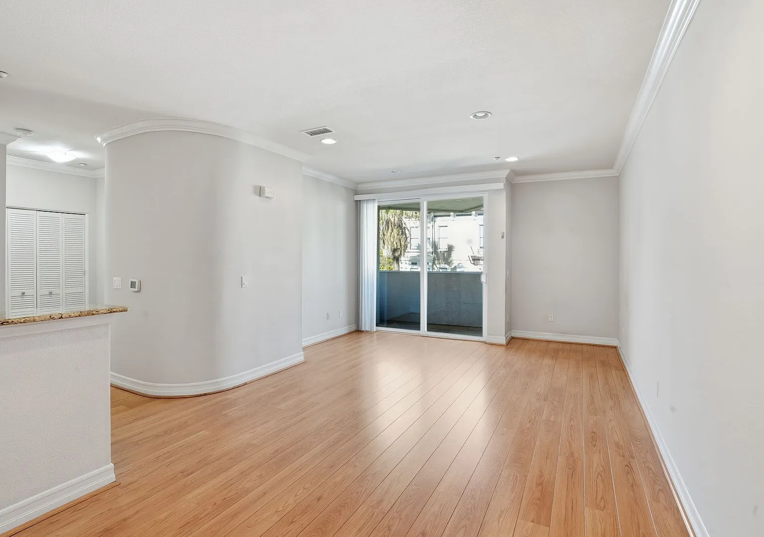 Beautifully upgraded 1 Bdrm, 1 Bath w/large storage room available for rent — Photo 4