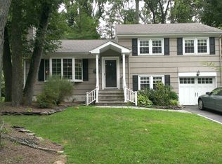 17 Hampton Ter, Livingston, NJ 07039