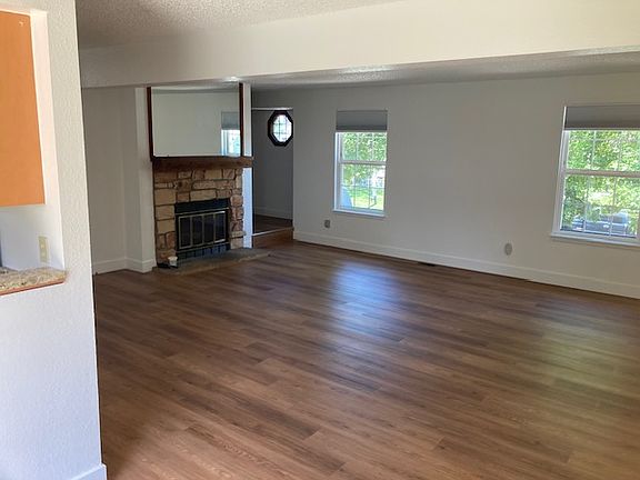 Main great room 20 x 18
open to dining room and Kitchen.