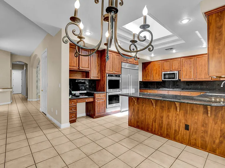 9101 Crystal Lake Ct — Photo 32