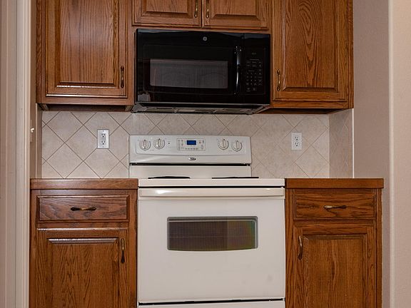 Lots of storage. Microwave out of the way. Range oven for making those special dinners.