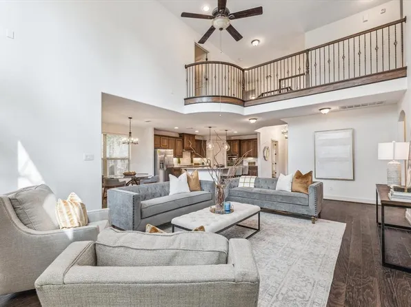 7 S Swanwick Place, Tomball, TX 77375