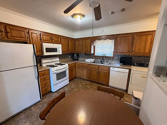 5th image of 108 Laurel St